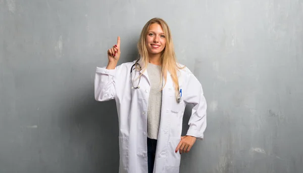 Mladý Lékař Žena Ukazuje Zvedá Prst Znamení Toho Nejlepšího — Stock fotografie