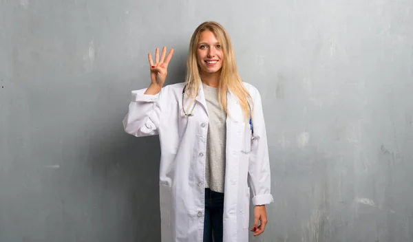 Mladý Doktor Žena Šťastná Počítání Čtyři Prsty — Stock fotografie