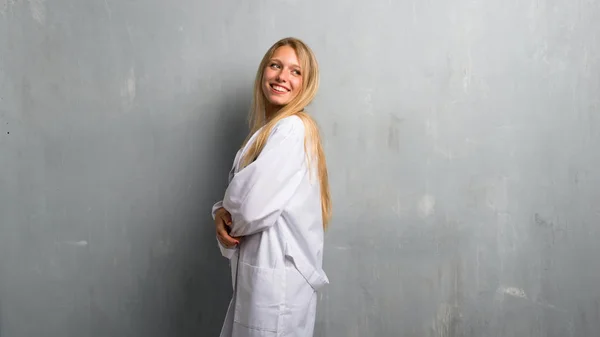 Jonge Dokter Vrouw Kijken Schouder Met Een Glimlach — Stockfoto