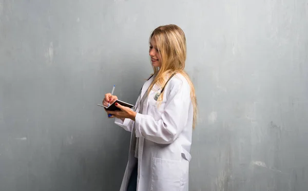 Ung Läkare Kvinna Med Notebook — Stockfoto