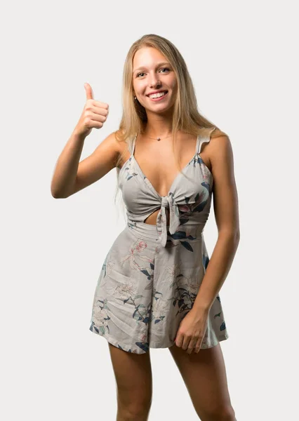 Mujer Rubia Joven Dando Gesto Hacia Arriba Pulgares Sonriendo Porque — Foto de Stock