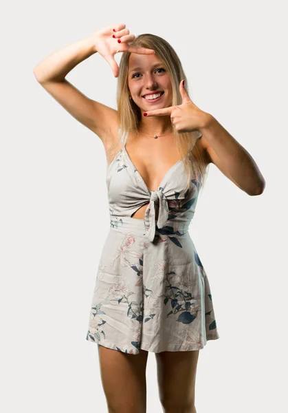 Junge Blonde Frau Mit Konzentriertem Gesicht Rahmensymbol Auf Grauem Hintergrund — Stockfoto