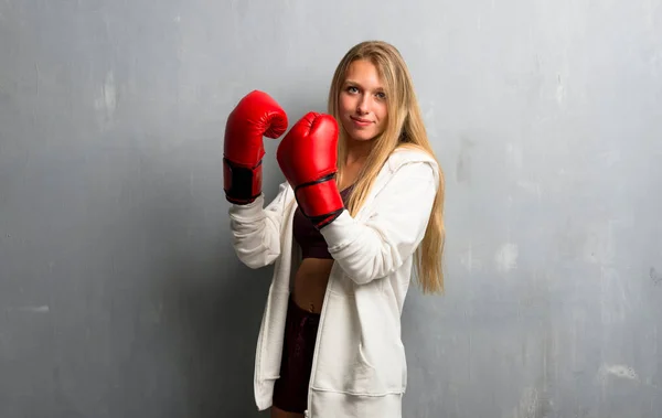 Jovem Mulher Esportiva Com Luvas Boxe — Fotografia de Stock