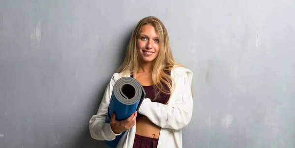 Jonge Sport Vrouw Met Mat — Stockfoto