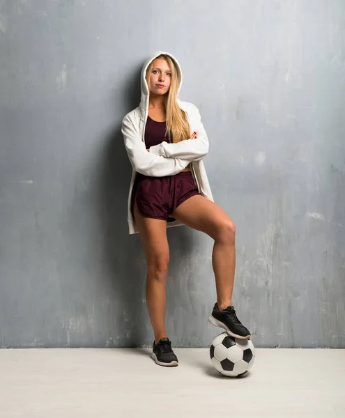 Jovem Mulher Esporte Segurando Uma Bola Futebol — Fotografia de Stock