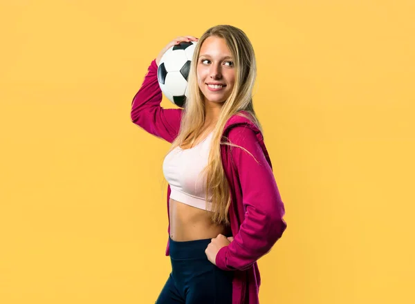 Bonita Mulher Esporte Segurando Uma Bola Futebol Fundo Amarelo — Fotografia de Stock