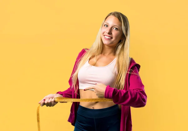 Mulher Bonita Esporte Com Fita Métrica Fundo Amarelo — Fotografia de Stock