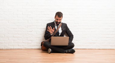 İşadamı ile mutlu ifade ile el ile selamlayan katta oturan onun laptop