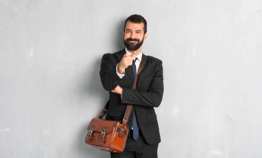 İşadamı sakallı parmak seni kendinden emin bir ifadesiyle işaret