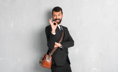 Sakallı bir göz kırptı ok işaret gösteren işadamı