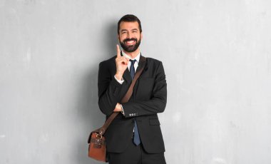 İşadamı gösteren ve en iyi iz içinde parmak kaldırma sakallı