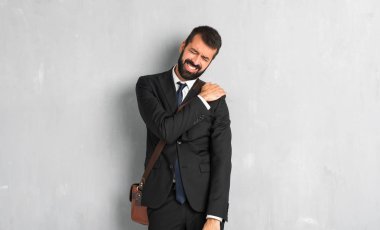 İşadamı için bir çaba yapılmış olan omuz ağrısı muzdarip sakallı