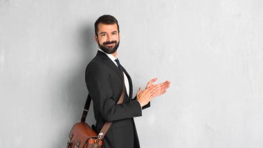Bir konferansta sunum sonrası sakal alkış ile iş adamı