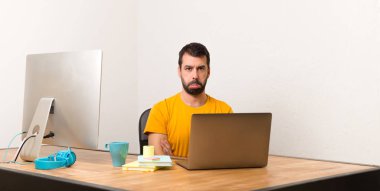 Laptot üzgün ve depresyonda ifade ile bir ofiste çalışan adam