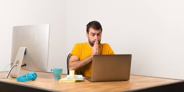 Laptot Office ile çalışan erkeğin birlikte palm tutar. Kişi için bir şey sorar