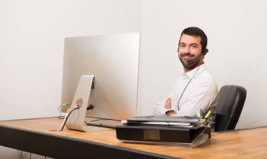 Telemarketer adam bir ofiste bir gülümseme ile omuz üzerinde seyir