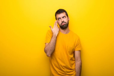 Adam intihar jest yapma sorunları ile izole sarı renk