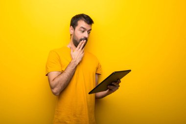 Adam bir tablet ile izole sarı renk