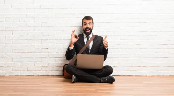 Biznesmen Swojego Laptopa Siedząc Podłodze Wyświetlono Znak Daje Kciuk Górę — Zdjęcie stockowe