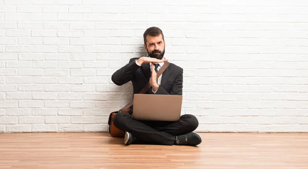 Empresário Com Seu Laptop Sentado Chão Fazendo Parar Gesto Com — Fotografia de Stock