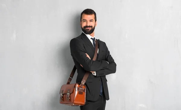 Zakenman Met Baard Houden Van Armen Gekruist Zijligging Terwijl Glimlachen — Stockfoto