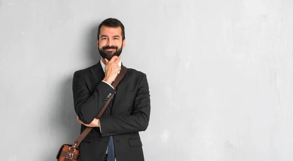 Empresário Com Barba Sorrindo Olhando Para Frente Com Rosto Confiante — Fotografia de Stock