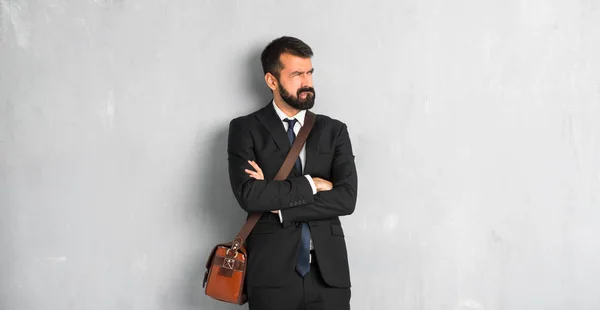 Empresário Com Barba Com Expressão Facial Confusa Enquanto Morde Lábio — Fotografia de Stock