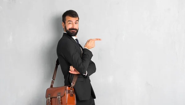 Geschäftsmann Mit Bart Zeigt Seitenlage Mit Dem Finger Zur Seite — Stockfoto