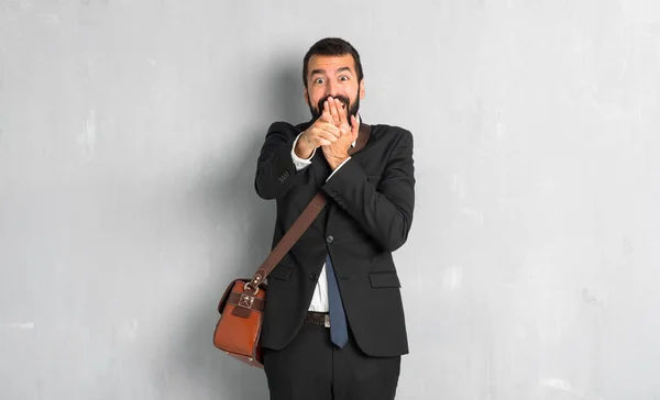 Empresário Com Barba Apontando Com Dedo Para Alguém Rindo — Fotografia de Stock