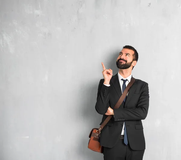 Zakenman Met Baard Wijzen Een Geweldig Idee Opzoeken — Stockfoto