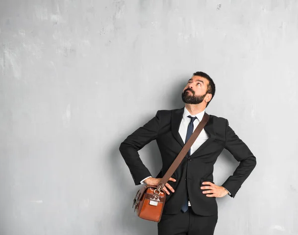 Empresario Con Barba Mirando Hacia Arriba —  Fotos de Stock