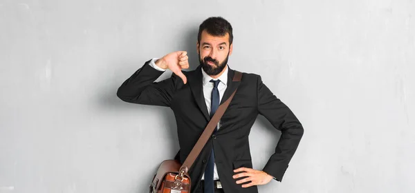 Empresario Con Barba Mostrando Pulgar Hacia Abajo Signo Con Expresión — Foto de Stock