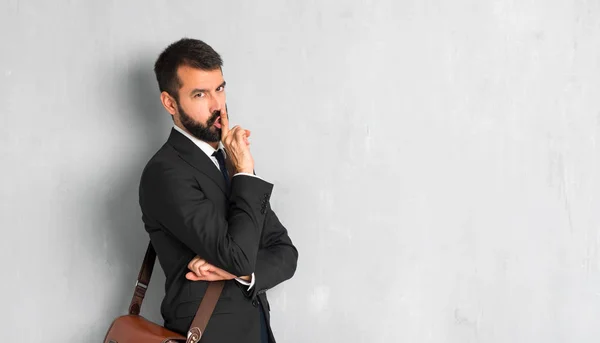 Geschäftsmann Mit Bart Zeigt Zeichen Des Mundschließens Und Der Schweigegeste — Stockfoto