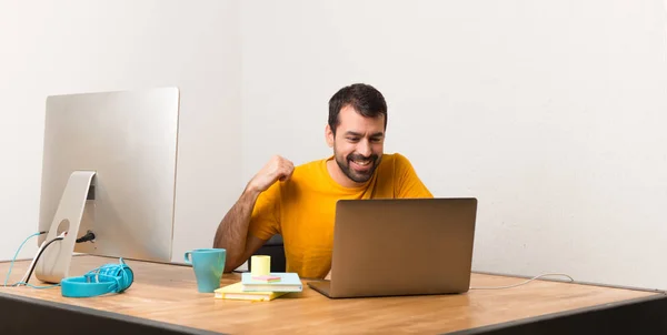Hombre Trabajando Con Laptot Una Oficina Posando Con Los Brazos — Foto de Stock