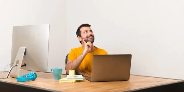 Чоловік Працює Ноутбуком Офісі Думаючи Про Ідею Дивлячись Вгору — стокове фото
