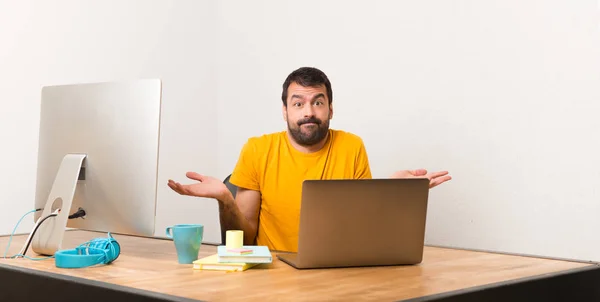 Hombre Trabajando Con Laptot Una Oficina Teniendo Dudas Mientras Levanta —  Fotos de Stock