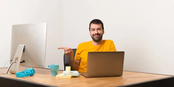 Uomo Che Lavora Con Laptot Ufficio Puntando Dito Verso Lato — Foto Stock