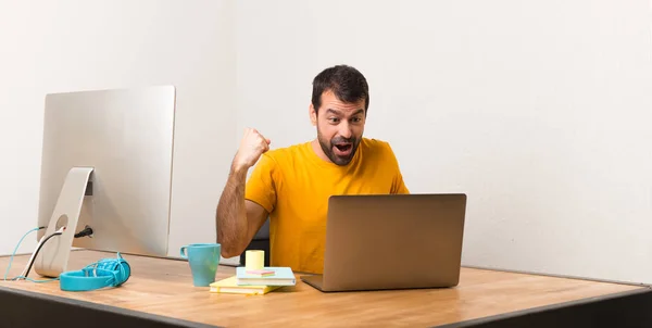 Hombre Trabajando Con Laptot Una Oficina Celebrando Una Victoria Posición —  Fotos de Stock