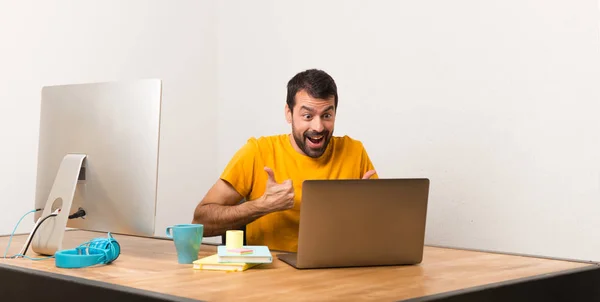 Muži Kteří Pracují Laptot Kanceláři Dává Palec Nahoru Gesto Oběma — Stock fotografie