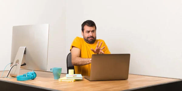 Uomo Che Lavora Con Laptot Ufficio Nervoso Spaventato Allungando Mani — Foto Stock