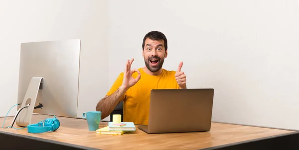 Homem Trabalhando Com Laptot Escritório Mostrando Sinal Com Dando Gesto — Fotografia de Stock