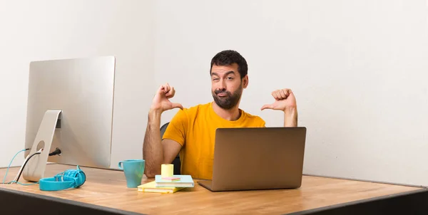 Hombre Que Trabaja Con Laptot Una Oficina Orgulloso Satisfecho Mismo — Foto de Stock