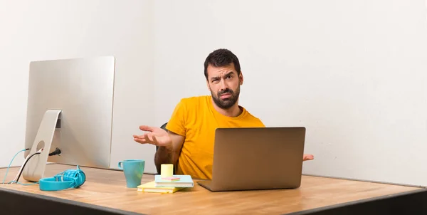 Hombre Trabajando Con Laptot Una Oficina Infeliz Frustrado Con Algo — Foto de Stock