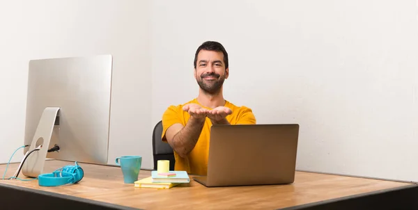 Laptot Boşaltmak Hayali Avuç Içinde Tutan Bir Ofiste Çalışan Adam — Stok fotoğraf