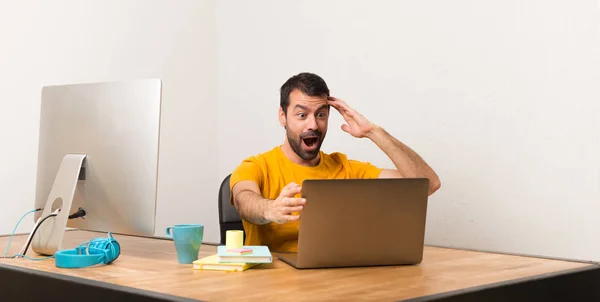 Hombre Trabajando Con Laptot Una Oficina Con Sorpresa Expresión Facial —  Fotos de Stock