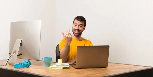 Homem Trabalhando Com Laptot Escritório Convidando Para Vir Com Mão — Fotografia de Stock