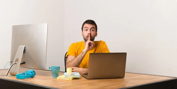 Чоловік Працює Ноутбуком Офісі Показуючи Знак Тиші Жест Кладе Палець — стокове фото
