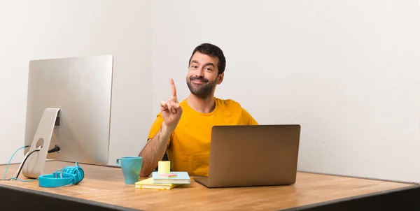 Homem Trabalhando Com Laptot Escritório Mostrando Levantando Dedo Sinal Melhor — Fotografia de Stock