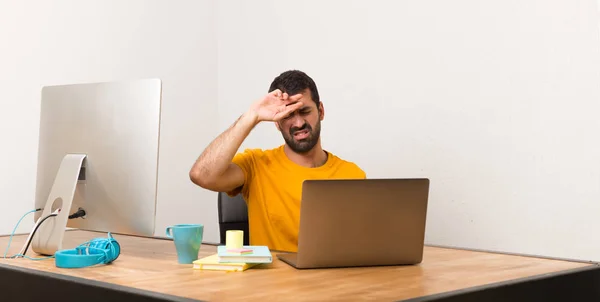 Hombre Trabajando Con Laptot Una Oficina Con Expresión Cansada Enferma — Foto de Stock