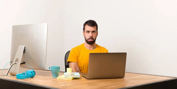Homem Trabalhando Com Laptot Escritório Com Expressão Triste Deprimida — Fotografia de Stock